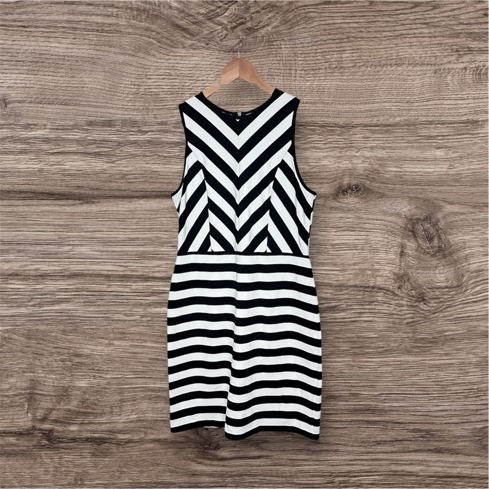 Ann Taylor LOFT Dress Black And White Striped Chevron Knit Stretch Sleeveless 8 - Picture 4 of 12